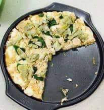 Chicken, hearts of palm, spinach and Alfredo pizza on a spaghetti…