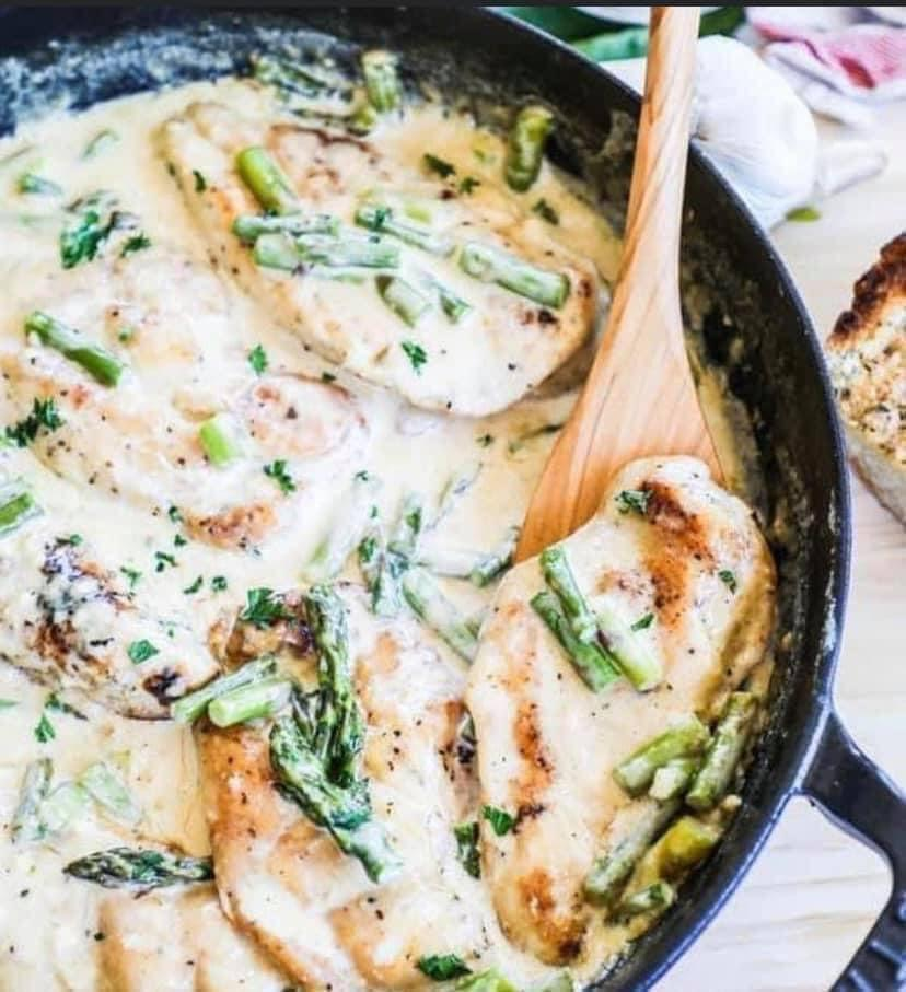 Creamy Skillet Chicken and Asparagus Recipe ⬇️
