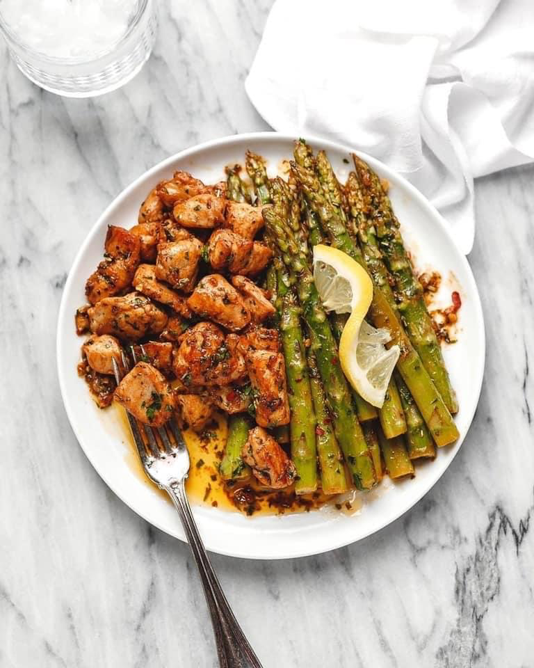 Garlic Butter Chicken Bites with Lemon Asparagus 🍋