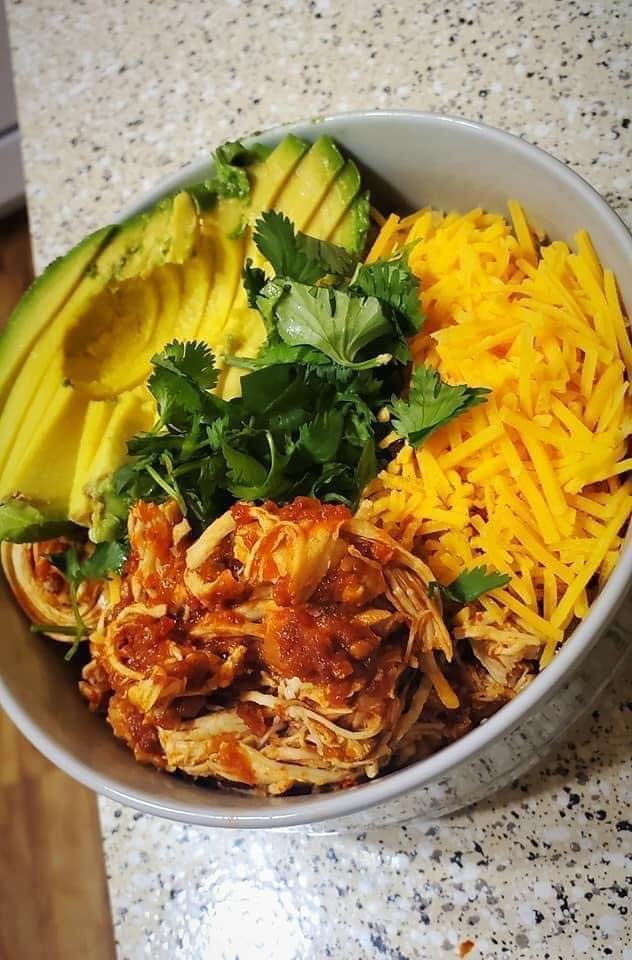 Instant Pot Chipotle Chicken & Cauliflower Rice Bowls 🌶🧀🥑